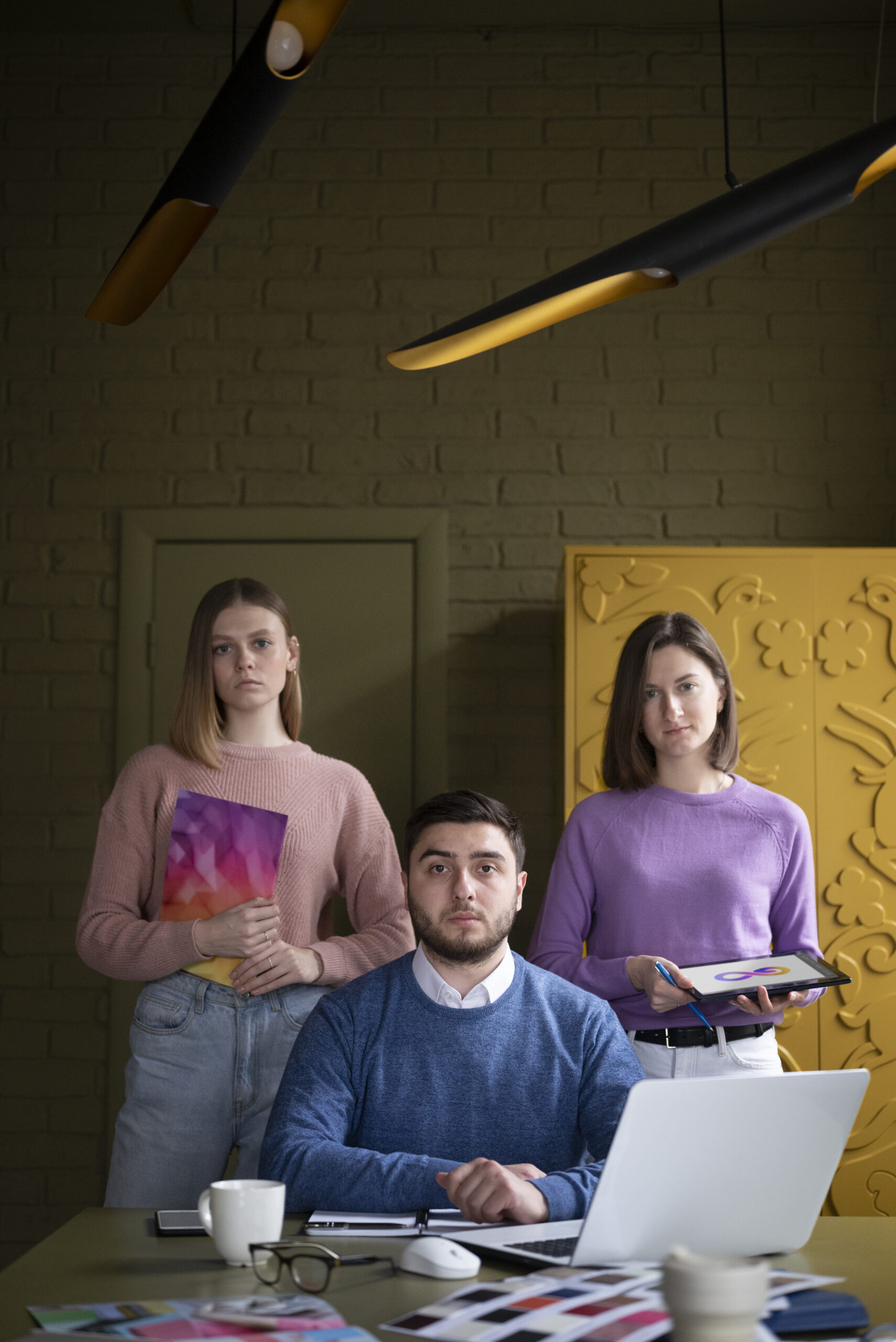 medium-shot-colleagues-standing-together medium-shot-colleagues-standing-together